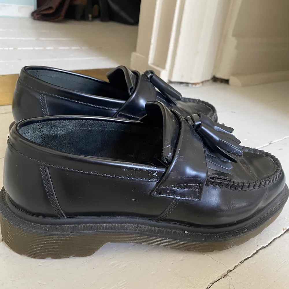 Loafers i svart läder från Dr Martens. Något använda i skinnet men i övrigt är dem i bra skick. Storlek 37.. Skor.