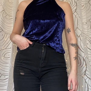 Blå sammetstopp - Superfin topp i sammet. Det var en klänning som jag sytt om till en topp. Säljer då den aldrig används. 