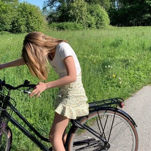 Mönstrad gullig kjol - En mönstrad, gullig sommarkjol från NA-KD 