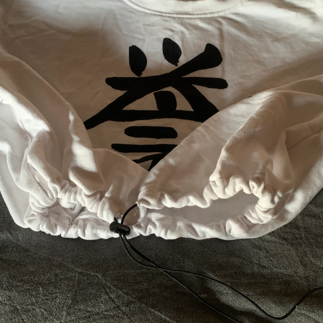 Vit t-shirt med ett tryck på