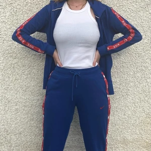 90S MJUKISSET NIKE - Blått & rött vintage mjukisset från Nike! Går att knäppa upp byxorna hela vägen. Material: 80% bomull 20% polyester. Storlek: XS, men passar mig som vanligtvis är S. Kan mötas upp i centrala Stockholm eller fraktas inom Sverige 💌