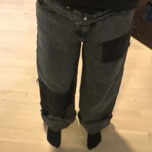 👖Svarta jeans med svarta lappar på👖 - Svarta jeans i väldigt bra skick använda 1 gång går att vicka upp som på bilden men också nersläppta fatalt på 50 kr (ingår inte i priset)