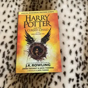 Harry Potter and the Cursed Child. Special Rehersal Edition. Endast läst en gång och är i fint skick. 