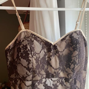 Vintage klänning  - Fin klänning från 90talet. Går till ungefär knäna för mig som är 170cm.