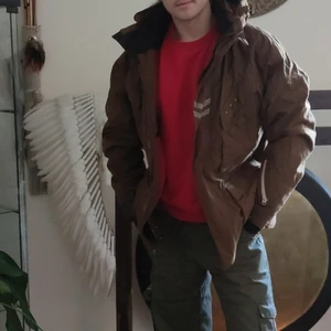 Billabong vinter jacka/skid storlek L - Skid Jack med många stora fickor har även dragkedja på sidorna som man kan öppna för luft konditionering. Den är brun med olika märken på även.