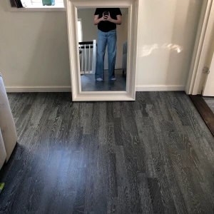 Jeans - Dom här fina jeansen är super fina men har tyvärr ett hål i framdelen.