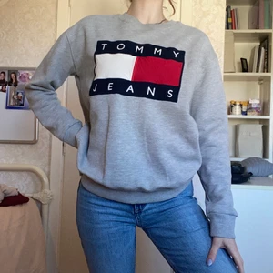 Sweatshirt - Är i bra skick och är en varm sweatshirt. 