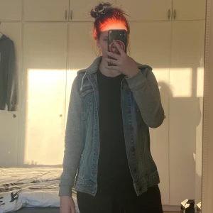 Vårjacka - Bra jacka till våren, passar mig fortfarande fast tröttnat på stilen, storlek XS, luva som går att ta av och sätta på.