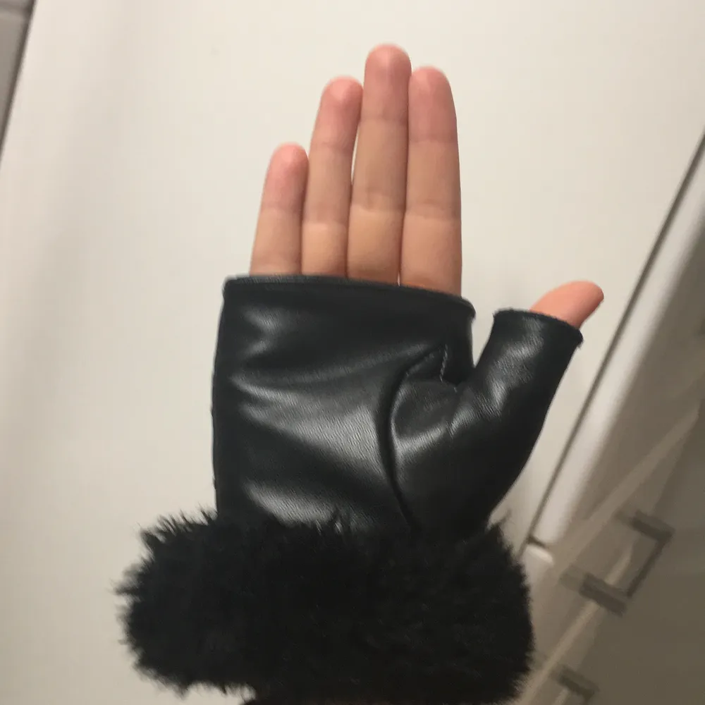 Jätte fina läder handskar med fluff på hand leden as fina och passar med allt har själv lagom stora händer men passar typ allt . Accessoarer.