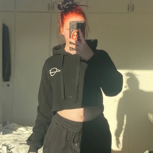 Svart hoodie - Svart hoodie slutar vid naveln, mjuk väldigt tjock men riktigt bekväm