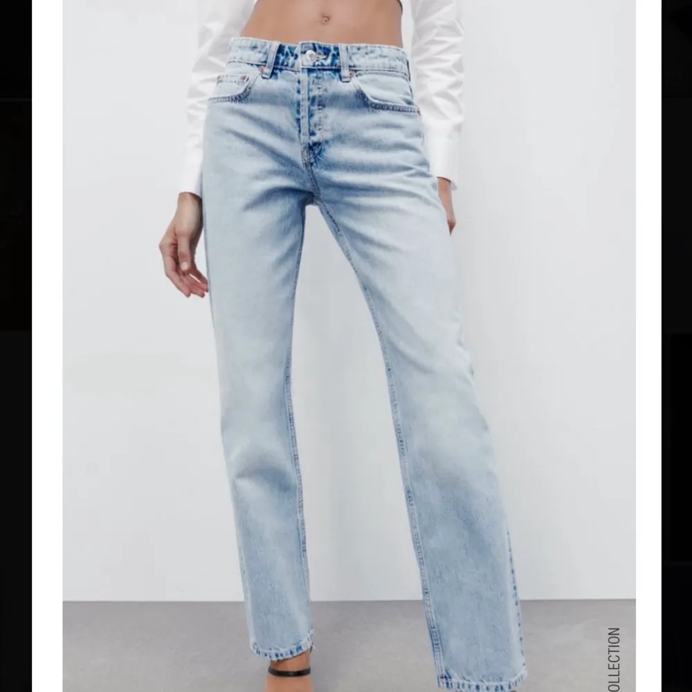 Säljer dessa otroligt snygga mid rise jeans från Zara! Som är helt nya, endast prövade!❤️‍🔥⚡️ storlek 36 och sitter helt perfekt. Säljer pga att de tyvärr var lite för små för mig. Om fler är intresserade blir det budgivning! ⚡️ . Jeans & Byxor.