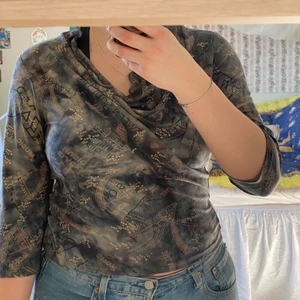 Cool långärmad  - En asfet långärmad tröja i tunnare material som är jättefin till fest. Köpt för några månader sen men har aldrig kommit till användning. 