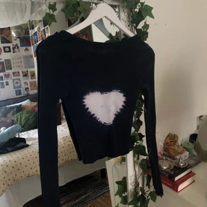 Urban outfitters tröja  - Superfin och superskön långärmad tröja från Urban outfitters! Mörkblå med hjärtmotiv i tie-dye fram och bak. Använd fåtal gånger så i nyskick:)) Den är väldigt stretchig så passar både mindre och större. Har ni frågor eller vill ha fler bilder skriv!💗💗 