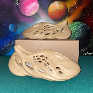 Yeezy Foam Runners ”Ochre” - Yeezy Foam Runner ”Ochre”                                             Bin: 1650kr.                                                                      Size: EU42/US8                                                                      Cond: DS 10/10                                                                       Meet up i Jönköping eller fraktas. Bara höra av sig vid frågor