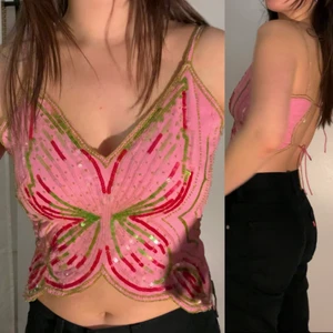 Butterfly top - Dua Lipa style butterfly top. Perfect skick! Size 34-38, anpassbar då den knyts i ryggen. Säljer pga får ej tillräckligt mkt användning! 