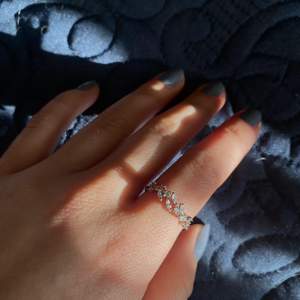 Superfin ring som är helt ny, säljer då den är lite stor för mig. Den är 1.8 cm i diameter men kan blir större eftersom den är justerbar💗
