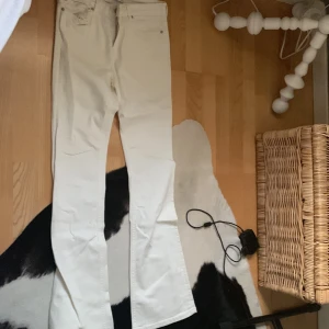 Zara vita bootcut byxor - Ett par fräscha vita bootcut byxor!! Aldrig använda:)🤩🤩
