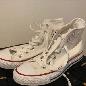 Converse  - Vita converse i storlek 37. Dom är använda väldigt få gånger och ser helt nya ut. Snygga till ett par vanliga jeans eller en kjol på sommaren. Säljer pga att jag inte får användning av dom.💕 (PGA FLERA INTRESSRADE SÅ BUDA! HÖGSTA BUD 360kr!!)