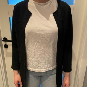 Svart kofta! - Bekväm och fin kofta som passar till allt!! Svart med fina linjer! Passar både M och S