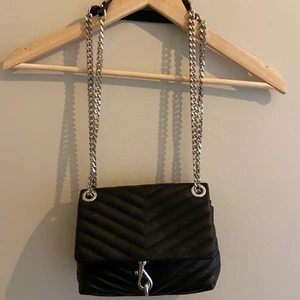 Rebecca Minkoff väska   - En perfekt svart väska med silverdetaljer. Passar perfekt till fest eller vardags och den har många bra dragkedje fack. Jag har använt den ungefär 10 gånger och säljer den för att jag redan har andra svarta väskor. Man kan göra väskbandet lång och ha den cross ovrer, eller ha bandet kort och bara bära den på axeln. 😊 Köpte den som helt ny för 3000kr. 