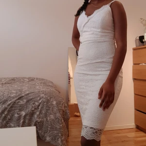 Studentklänning  - Säljer denna oanvända studentklänningen. Köpte i fjolas i samband med min student men kom ej till användning. Prislappen finns kvar! Priset är förhandlingsbart🥰