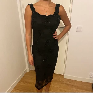 Svart klänning - En klassisk klänning svart handgjord egen design 