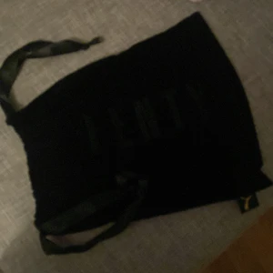 Fenty x puma velvet bag - Perfekt