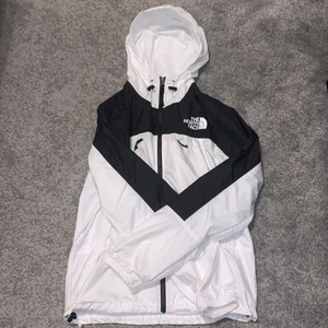 The North Face Vindjacka - Hej! Säljer min North Face Vind Jacka i storlek S som är oanvänd, sälj på grund av att storleken inte passar mig så bra. Ny priset är 1000 kr och jag säljer den för 600 kr. Möts upp i Stockholm eller frakt. Kvitto finns.