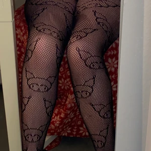 Kuromi Fishnet - Säljer mina Kuromi fishnets då dem aldrig kommer till användning och känner att nån annan kanske skulle passa bättre i dem :) sågott som aldrig använda förutom för att prova dem 1-2 gånger.