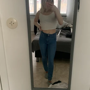 Blå jeans med eld flammor  - Blåa jeans med vita eld flammor på fickorna,säljer då jag inte använder dom.inga skador eller liknande.