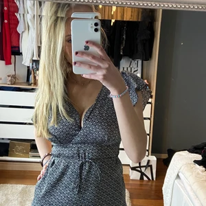 Blus  - Säljer denna superfina blus med volanger på ärmarna ❤️ man kan välja själv hur man vill knyta den 