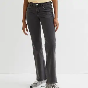 Säljer nu dessa grå lågmidjade jeans som är lite bootcut💞 storlek 38 men passar S , använda 2ggr så fint skick 💘 Finns inga bilder på dom är tyvär är för små😫