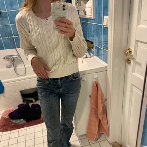 stickad Ralph Lauren tröja  - stickad vit Ralph Lauren tröja i klassisk design och perfekt skick. Jättefin att ha året om. Den är i största barnstorlek (16) men sitter som en S nästan M skulle jag säga, beroende på hur man vill att den ska sitta💕