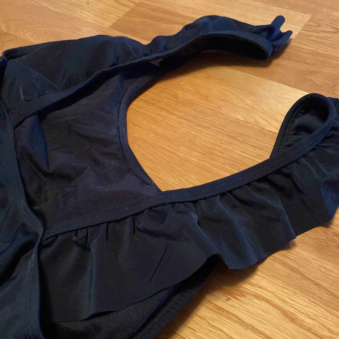 Baddräkt med fladdriga band - 91