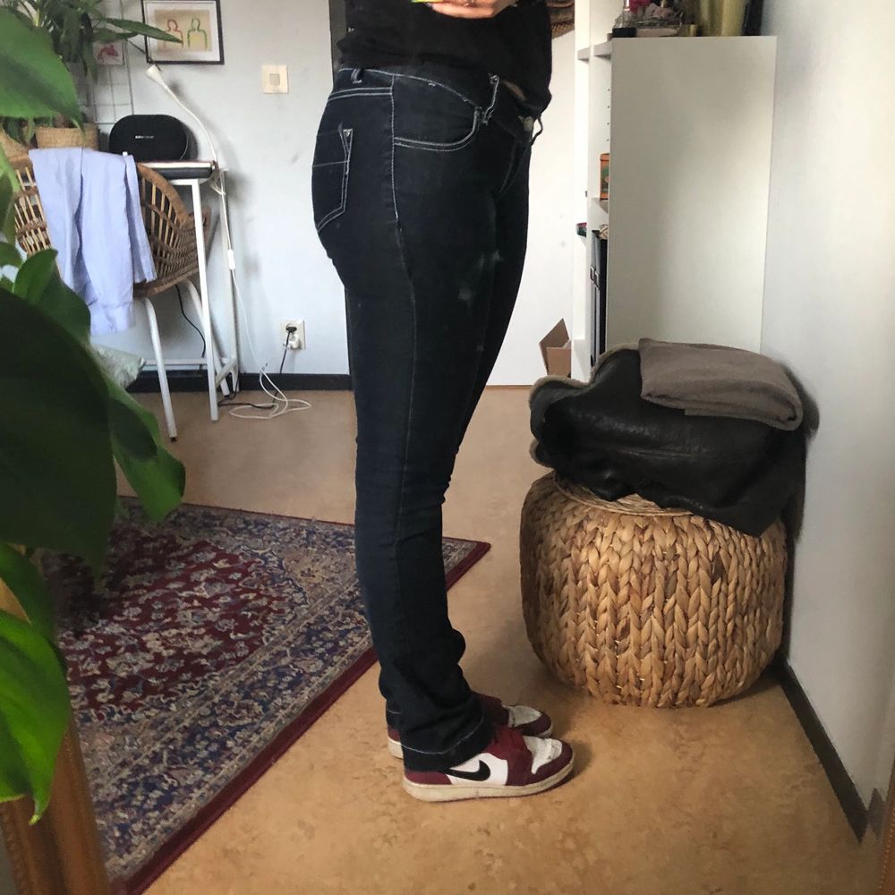 Lågmidjadejeans som är i ett välldigt mjukt och stretchigt material. Dem är i storlek 29/34 men är som M eller 38. Säljer dem då de inte är min stil, därav är dom inte använda så många gånger heller. Kan mötas i Gävle eller fraktas<3. Jeans & Byxor.