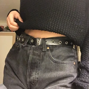 Skärp - Ett simpelt skärp med ringar hela vägen runt, snygg detalj och passar flera storlekar! Kommer inte till användning så hoppas att någon annan vill ha :) Frakt tillkommer! 