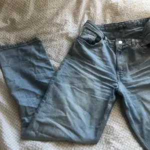 Säljer mina straight jeans, pga aldrig kommit till användning. 🦋 storlek 27/ S   Buda i kommentarerna💕 frakten kostar mellan 60- 70kr 