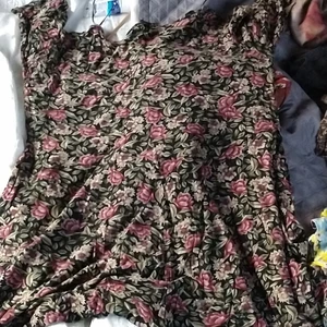 Blommig långtröja - Blommig långtröja med bekvämt tyg från Indiska, passar någon som har storlek XL, skriv för fler bilder!🤍✨