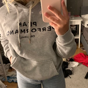 Peak hoodie - Grå peak performance hoodie i strl S, bra skick!!💘 Pris kan diskuteras