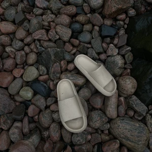 Tofflor/Slippers  - Jättesnygga och bekväma slippers i beige från NAKD 🌟 storlek 36-37 ( använda två gånger ) litet skav därav billigare pris! 