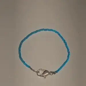 Seabead armband i färgen blå. Gjord för hand <3