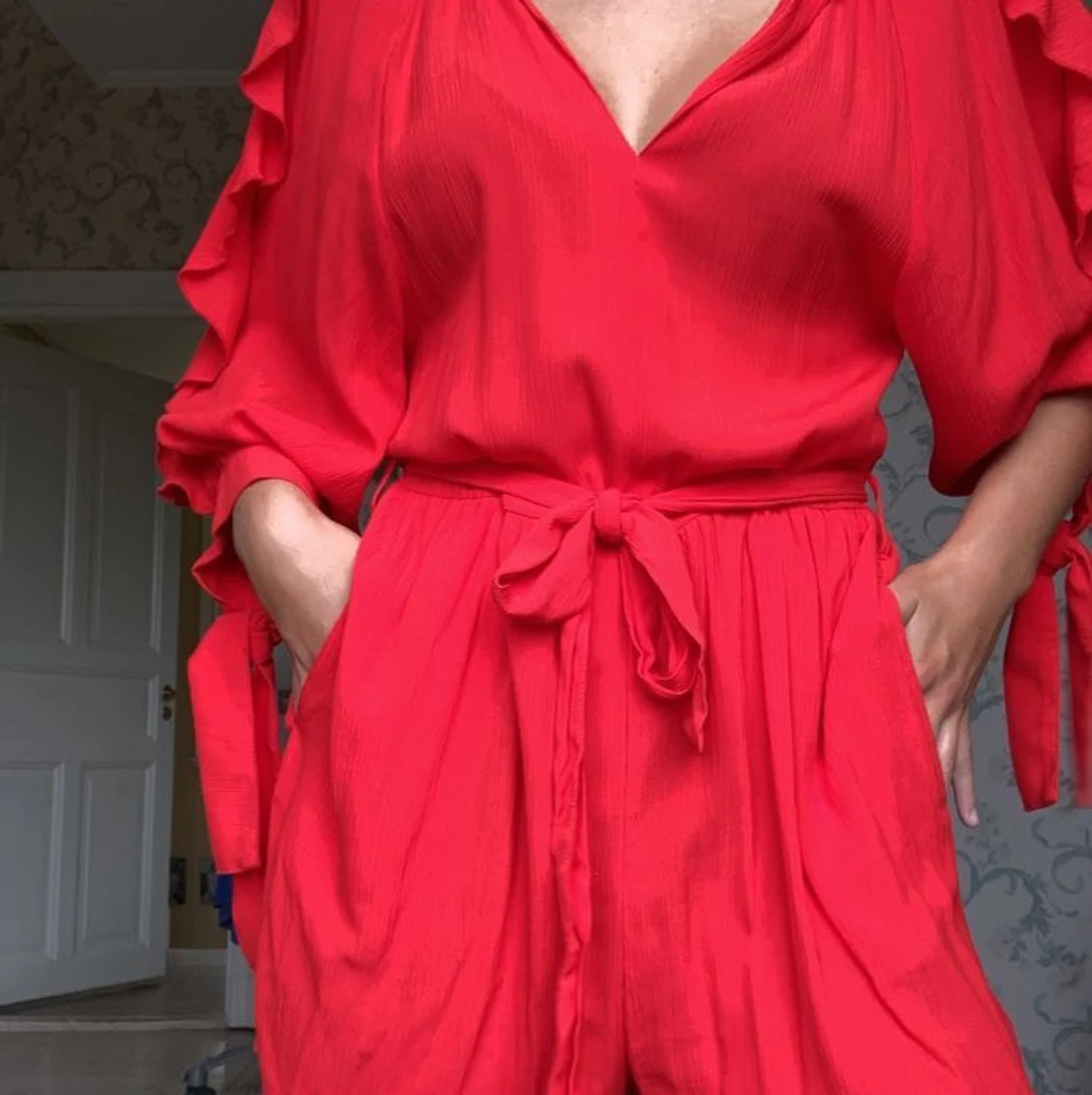 Röd byxdress med volanger och knyten - 90