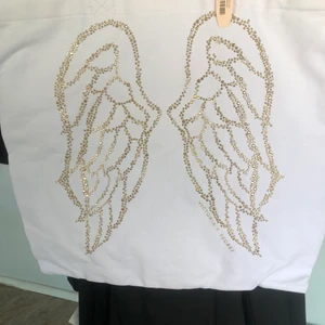 Väska - Intressekoll på den här ASS snygga väskan från Victoria’s secret. Skriv till mig om ni är intresserade och så diskuterar vi pris sen. Ny pris runt 1000kr 