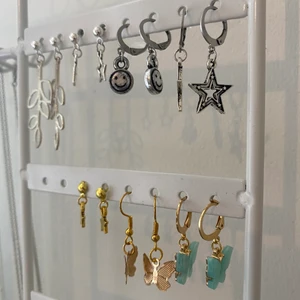 Örhängen  - Örhängen med olika motiv i silver och guld 💕 ett par kostar 39kr gratis frakt. Smiley-berlockerna är gjorda i akryl.