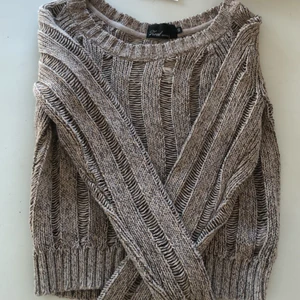 Stickad tröja - Säljer en oanvänd stickad tröja. Den är i storlek XS men passar även S. Buda i kommentarerna