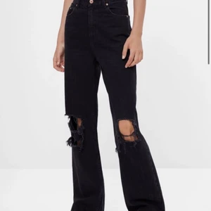 Bershka 90s jeans  - Säljer dessa populära slutsålda Bershka jeans då dom inte passar mig. Byxorna finns inte till salu längre därmed lite högre budpris. Nya kostade dom 600kr