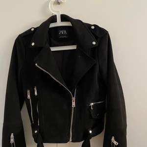 Svart mockajacka - Säljer min svarta mockajacka som passar jättebra nu till hösten. Köpare står för frakten❤️