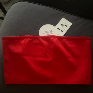 Röd tubtopp - Röd topp från Linn Ahlborg x NA-KD helt oanvänd med prislappen kvar. Köparen står för eventuell frakt💕