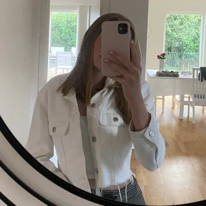 Vit cropped jeansjacka - Nyskick, använd ett fåtal gånger, cirka två. Haft ett år. Den är för kort för mig i armarna så hade behövt en större storlek. Annars superfin och perfekt till augusti och hösten. Köpt för 500 kr. 
