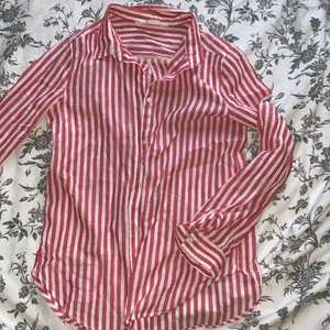 Skjorta, randig  - Helt oanvänd, inte alls min stil vet inte varför jag köpte denna, jettefin passform och jätteskön men inget jag använder därför säljer jag de nu✨💕 är i st 152(barnstorlek) men jag är en ca och den sitter perfekt✨
